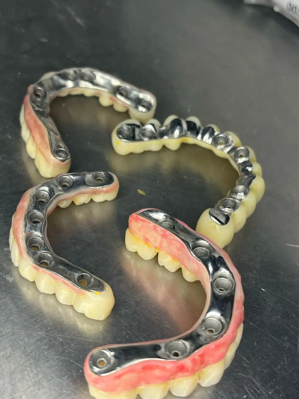 Detalle de pulido espejo en barras sobre implantes dentales en cromo cobalto