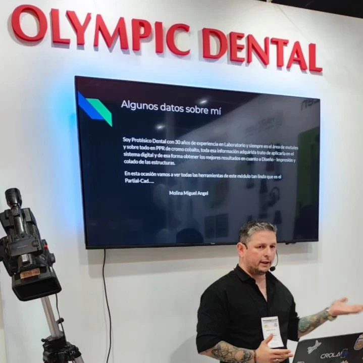 Miguel Ángel Molina presentando casos clínicos de cromo cobalto en congreso de odontología