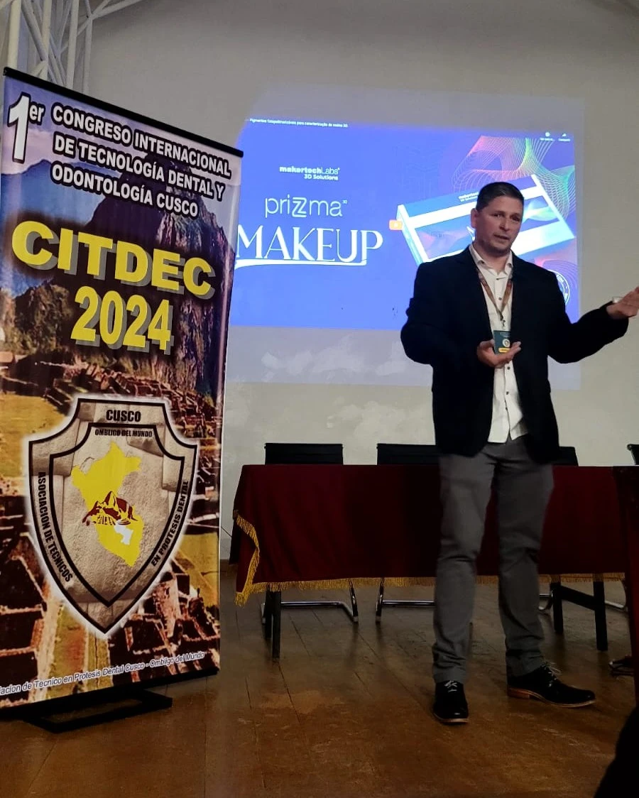 Miguel Ángel Molina dictando curso de Exocad