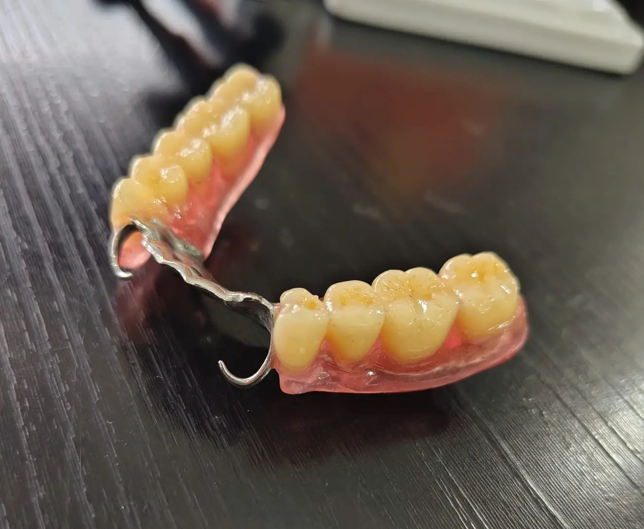 Prótesis en acrílico dental terminada